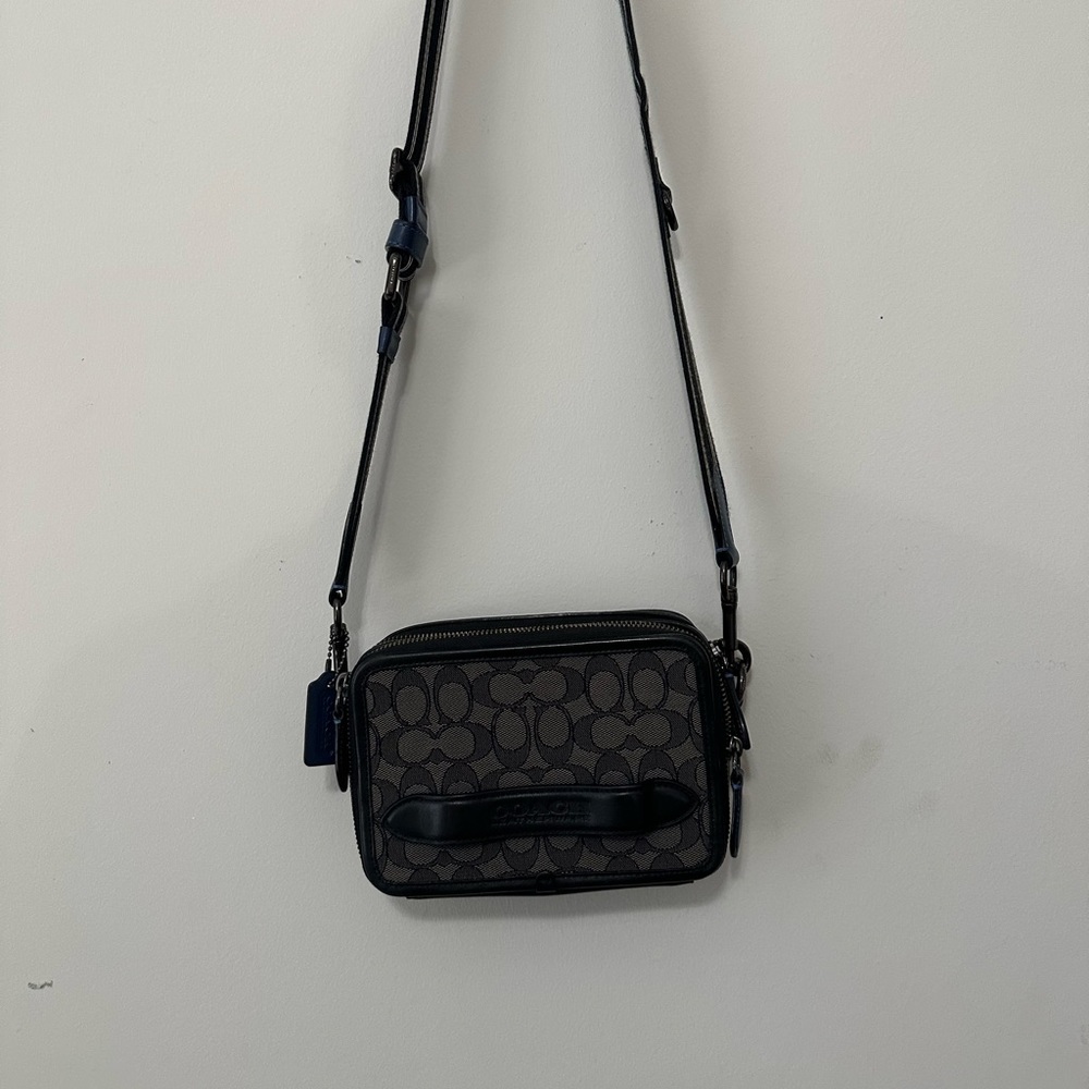 Coach Crossbody barely used. Perfect conditons. - Picture 2 of 2